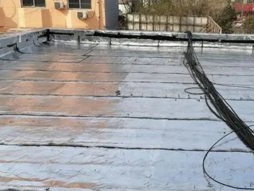 金门卫生间漏水维修公司分享下金门屋面楼顶防水刚性防水层施工要点。